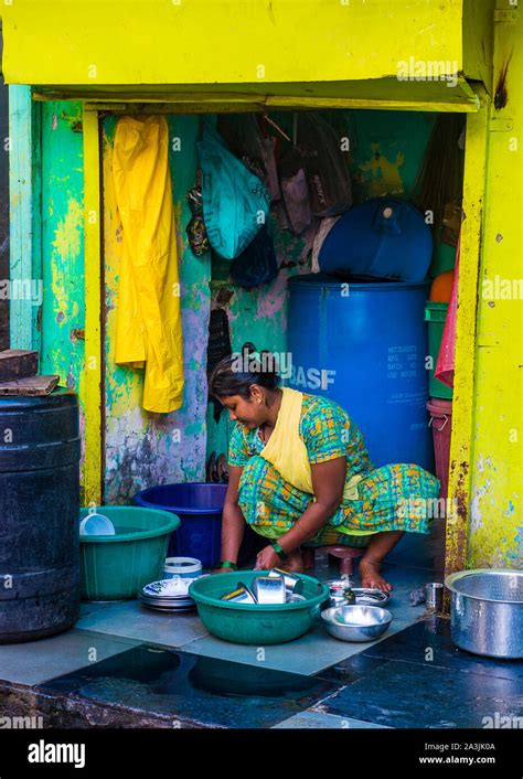 Indian people in Dharavi Mumbai , India Stock Photo - Alamy