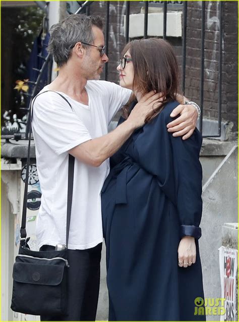 Guy Pearce & Carice van Houten Welcome Son Monte!: Photo 3744340 | Baby, Birth, Carice Van ...