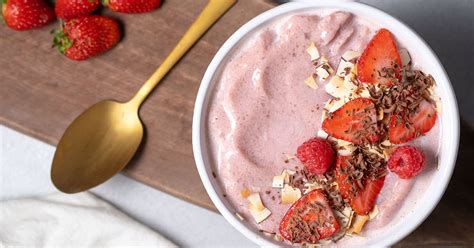 Low-Carb Smoothie Bowl with Berries - Diabetes Strong