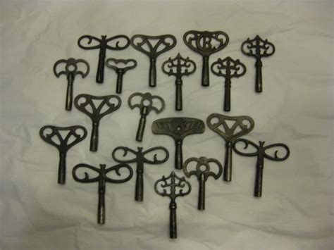 18 antique clock keys - Catawiki