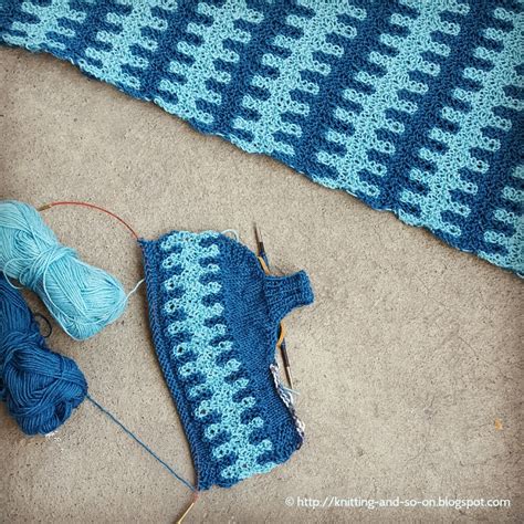 Knitting and so on: Fingerless Gloves with Stacked Stitces