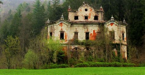 Abandoned Mansions: Beautiful Buildings Almost Lost to Time