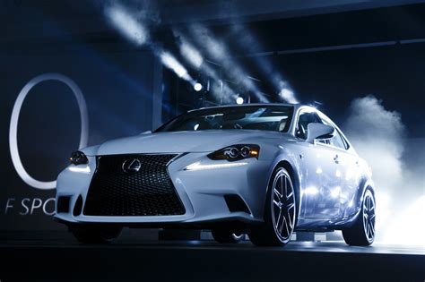 2014 Lexus IS bows at Detroit with an unattainable hybrid