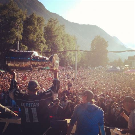 Simply NHL | Anze Kopitar receives a warm welcome in Slovenia...