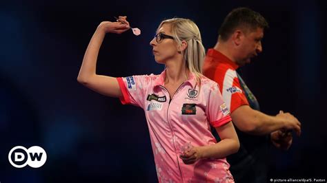 Darts: Women aiming to make an impact in men's world – DW – 11/01/2021