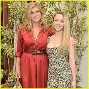 Sydney Sweeney Reunites with ‘White Lotus’ Mom Connie Britton at ...