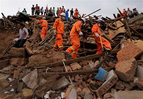 Volunteers join soldiers to dig out residents in quake-hit China | CTV News