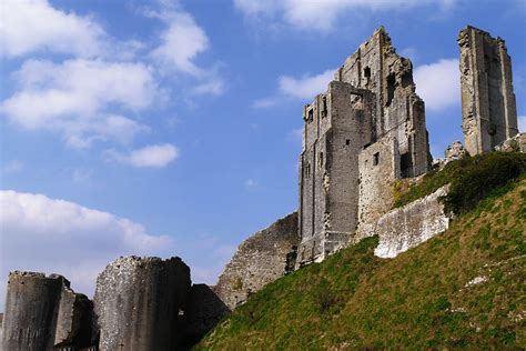 Medieval Britain: Corfe Castle. History, Facilities and Opening Hours.