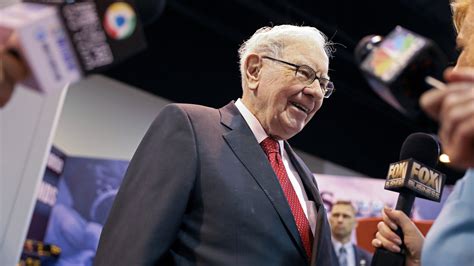 Warren Buffett Gives $2.9 Billion to Charity - The New York Times