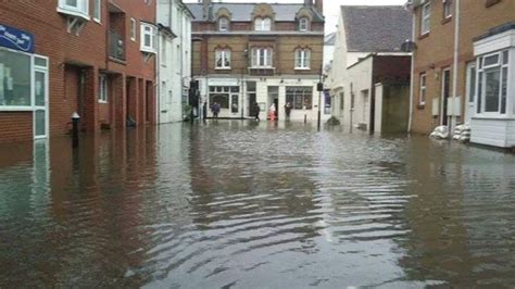 Sea water floods Isle of Wight town | Meridian - ITV News