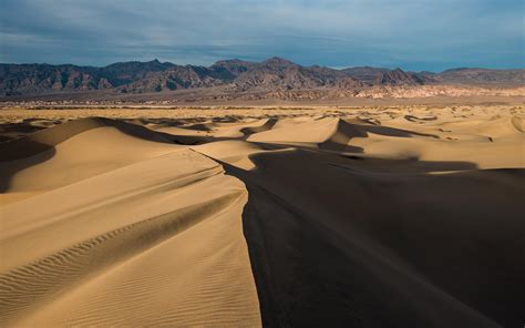 Mesquite Flat Sand Dunes. Death Valley National Park. [OC][6016x3760] : r/EarthPorn