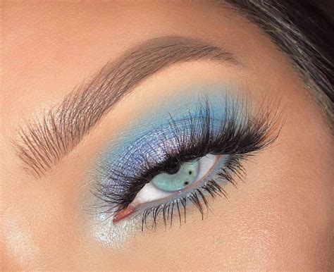 Blue Eyeshadow in 2020 | Eyeshadow makeup, Artistry makeup, Blue eye makeup