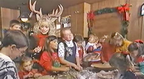 Dolly Parton Sings "Rudolph The Red-Nosed Reindeer" With Her Nieces And Nephews