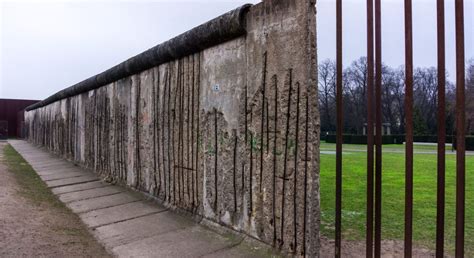 Berlin: Wall Walking Tour - EuropaAdventure