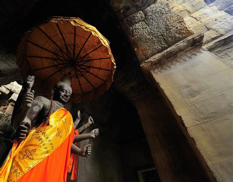 Buddha Statue at Angkor Wat , Angkor Wat Cambodia in Photos - Easy Tour ...