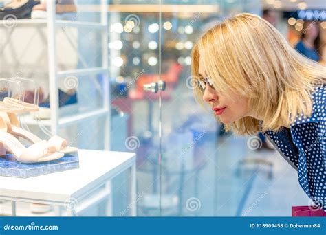 Fashion Shopping Girl Portrait. Beauty Woman in Shopping Mall. Shopper ...