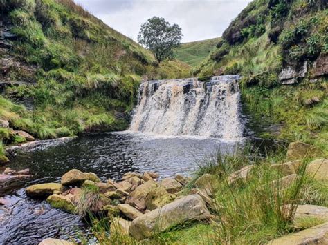 15 BEST Peak District Waterfalls (+ Walks to Visit Them) – Peak District Walks