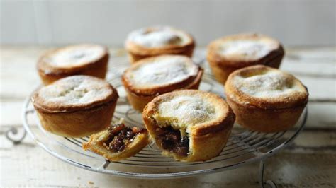 Paul Hollywood’s mince pies recipe - BBC Food - Mince Pie Club.