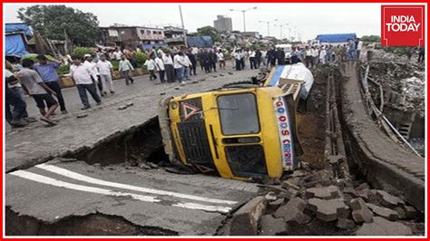 British Era Bridge Collapsed Over Savitri River In Mahad - YouTube