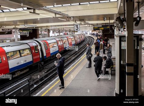 Finchley road station hi-res stock photography and images - Alamy