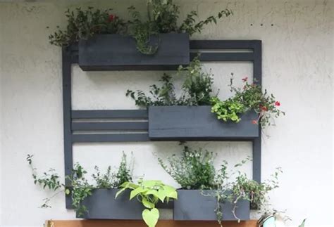 Vertical Wall Garden – Free Woodworking Plan.com