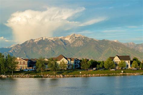 Premium Photo | Houses with a beautiful mountain in the background in utah