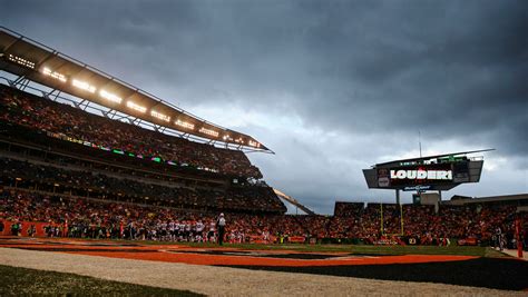 Why don't NFL-poor Bengals sell stadium name?