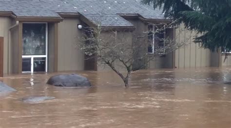 Heavy rain causes flooding in Pacific Northwest | WZTV