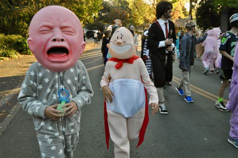 Oak Knoll Elementary School's Halloween parade takes to the streets - InMenlo