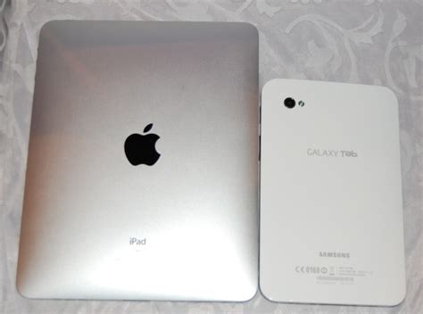 Apple iPad vs Samsung Galaxy Tab Comparison Pics