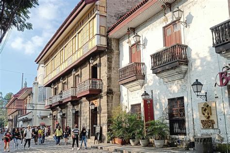 Visitors in Manila’s historic Intramuros up as mobility restrictions ease - BusinessWorld Online