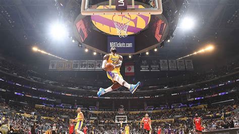 Share 67+ lebron james dunking wallpaper best - in.cdgdbentre