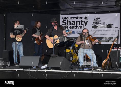 Sea shanty singers hi-res stock photography and images - Alamy