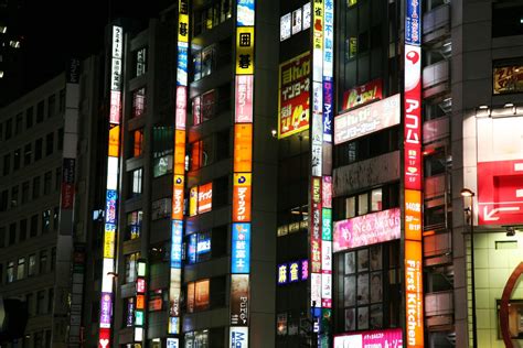 Shinjuku Neon Signs | Tokyo Photo Spots