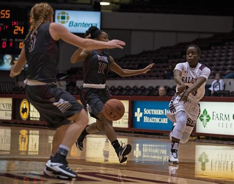 SIU women’s basketball integrating underclassmen into rotations – The ...