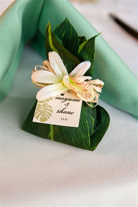 8 cadeaux tropicaux pour vos invités | Art deco wedding favors, Hawaiian wedding favors, Wedding ...