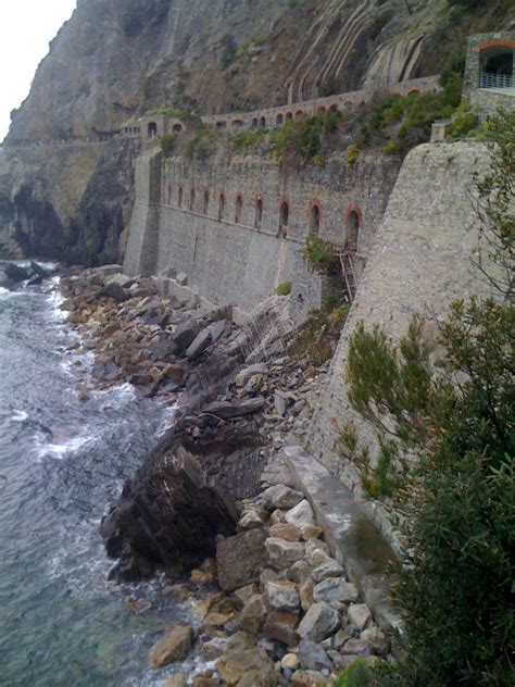 Romance on the Via Dell'Amore Trail in Cinque Terre