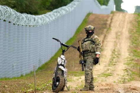 Latvia sends soldiers to boost security on border with Belarus ...