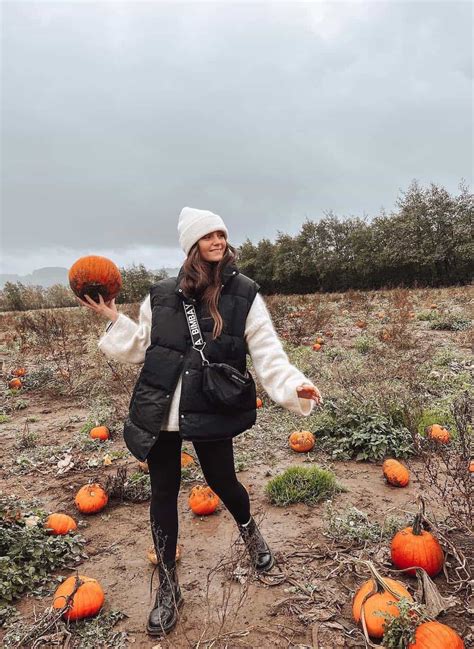 What To Wear To The Pumpkin Patch: 15+ Cute & Cozy Outfits!