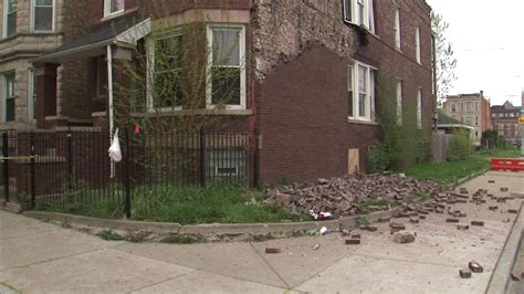 Bricks falling from building in West Garfield Park - ABC7 Chicago