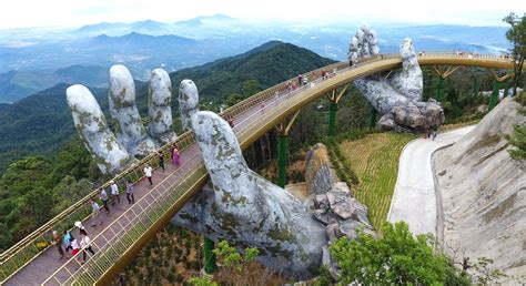 Ponte suspensa por "mãos gigantes" vira atração no Vietnã | ArchDaily Brasil