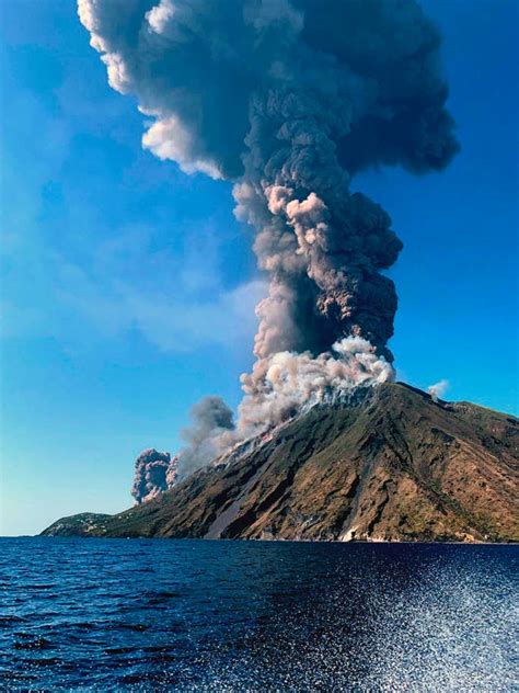 Sciency Thoughts: Eruption on Mount Stromboli.