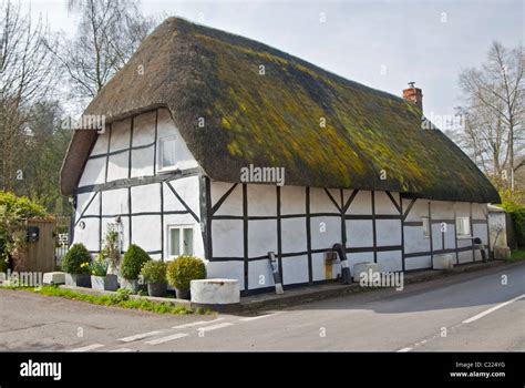 Cottage in Nether Wallop, Hampshire, England Stock Photo - Alamy