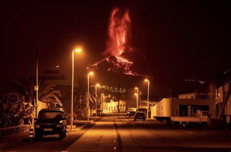 Lava from La Palma volcano surges after crater collapses : r/interestingasfuck