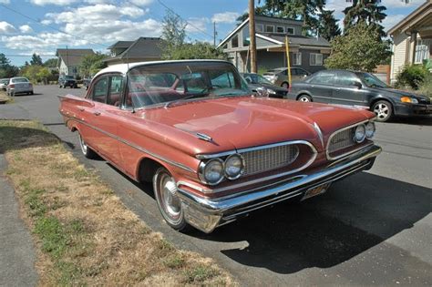 OLD PARKED CARS.: 1959 Pontiac Star Chief.