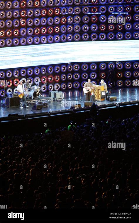 Jack Johnson performing at the Live Earth concert. Aussie Stadium ...