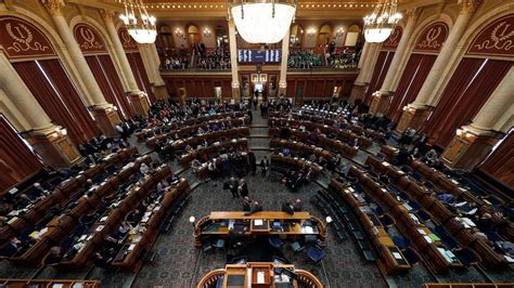 Iowa Legislature extends suspension of session