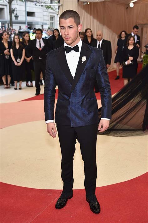 Celebrities | Traje de gala hombre, Trajes de hombre, Ropa elegante hombre