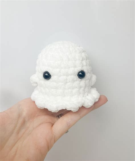 Rose and Lily Amigurumi: No-Sew Quick Crochet Ghost - Free Crochet Pattern Chunky Yarn Crochet ...