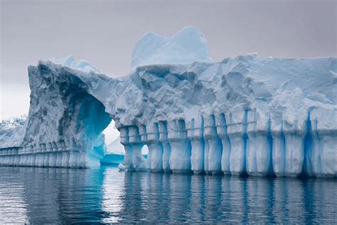 I found the entrance through the ice wall! I'm going in! Pray for me ...